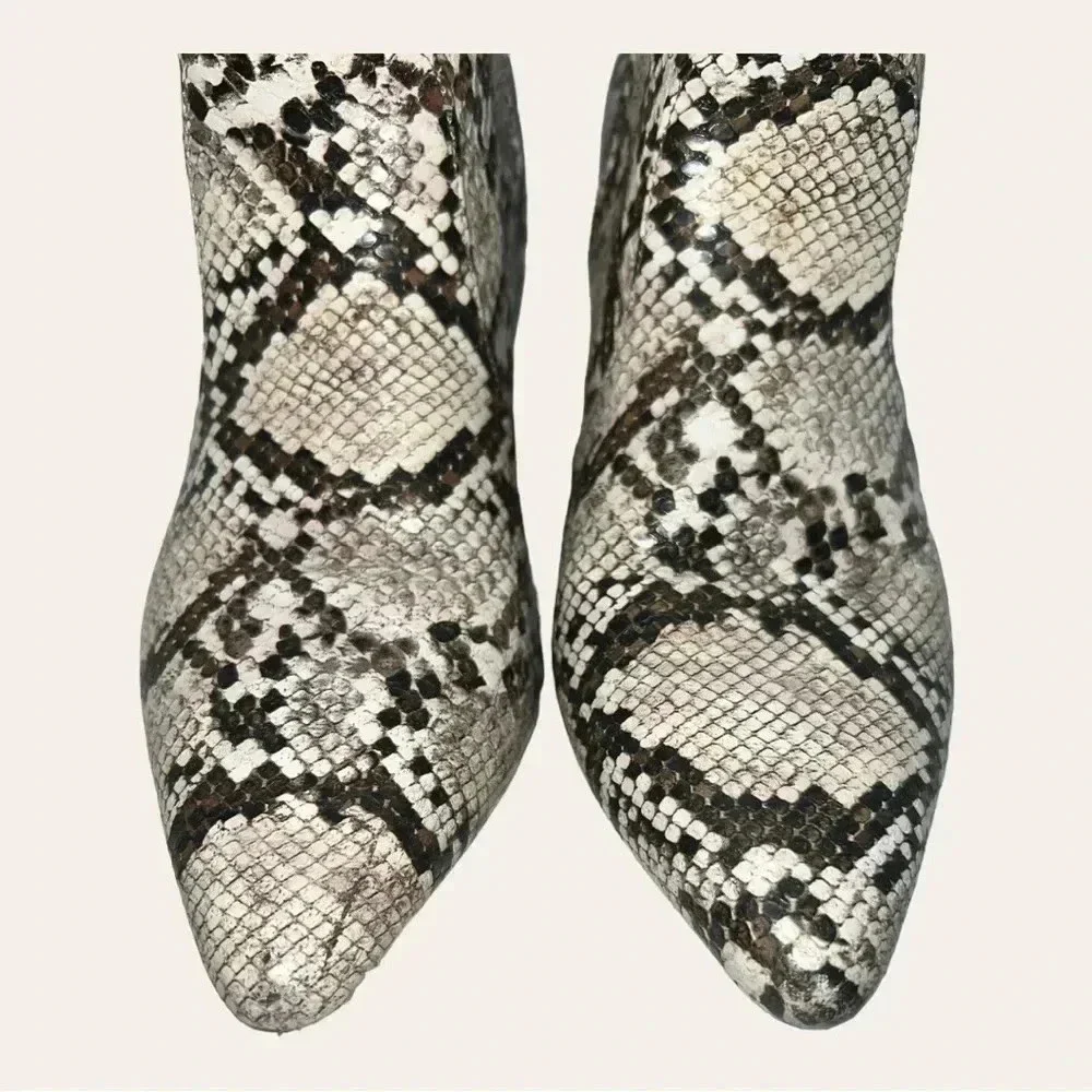 4487. QUPID ANKLE BOOTIES FAUX SNAKE SKIN‎ SIZE 7.5